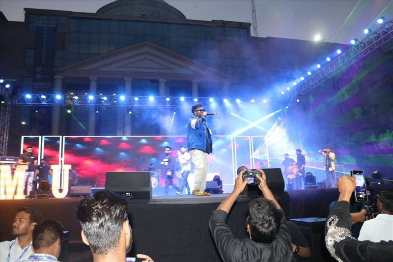 Sukhe at a KRMU stage event